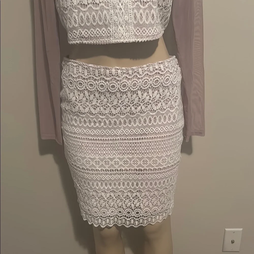 Elegant White Lace 2 piece Skirt Set- size L - Picture 4 of 6